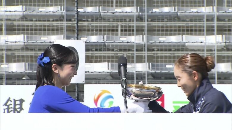 皇后杯を手渡される佳子さま（滋賀・彦根市）