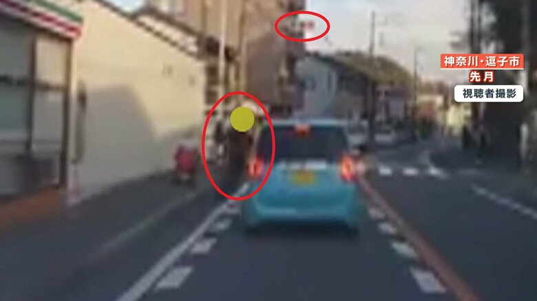 赤信号を無視して走り去る