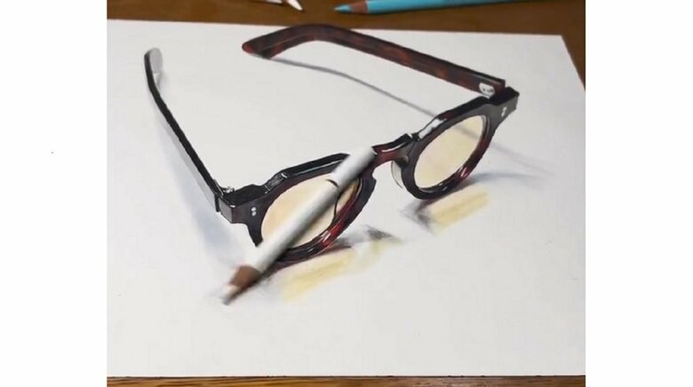 転がっていく白色の色鉛筆