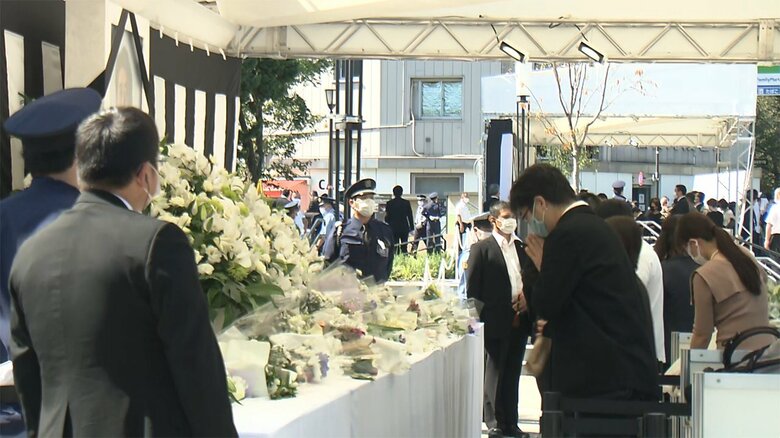 一般の献花台には、老若男女、国籍を問わず、多くの人たちが訪れていた。