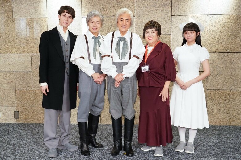 左から東島京さん、中川晃教さん、市村正親さん、渡辺えりさん、影山優佳さん　撮影：田中亜紀
