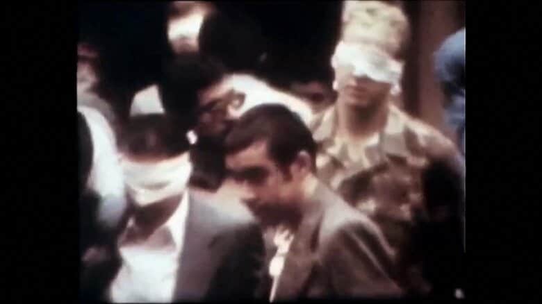 目隠しをされた人質（アメリカ大使館占拠事件・1979年）