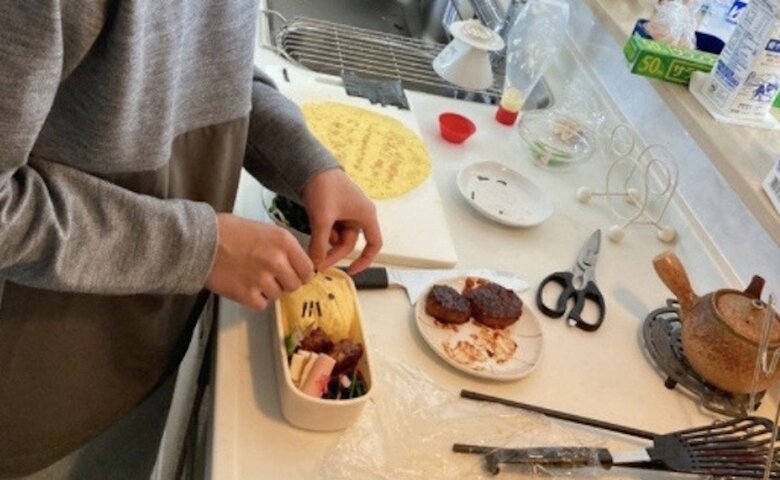 虎を作っているいぶきくん（提供：かとちゃん）