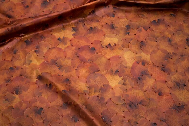 『ア・フロール・デ・ピエル』2012年バラの花びらを縫い合わせた“埋葬布”
バイエラー財団美術館での展示（2023年）スイス・バーゼル
Photo: Patrizia Tocci
Courtesy of Doris Salcedo Studio 