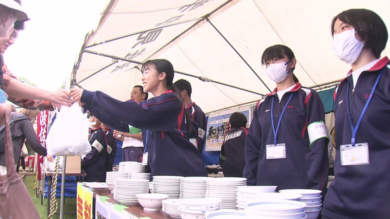 給食食器の無料配布を行う波佐見中学校の生徒たち