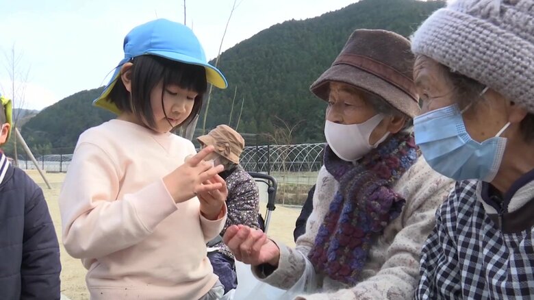 地域の人と交流する子どもたち