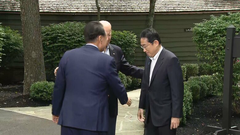 岸田首相に向かって手を差し伸べる尹大統領