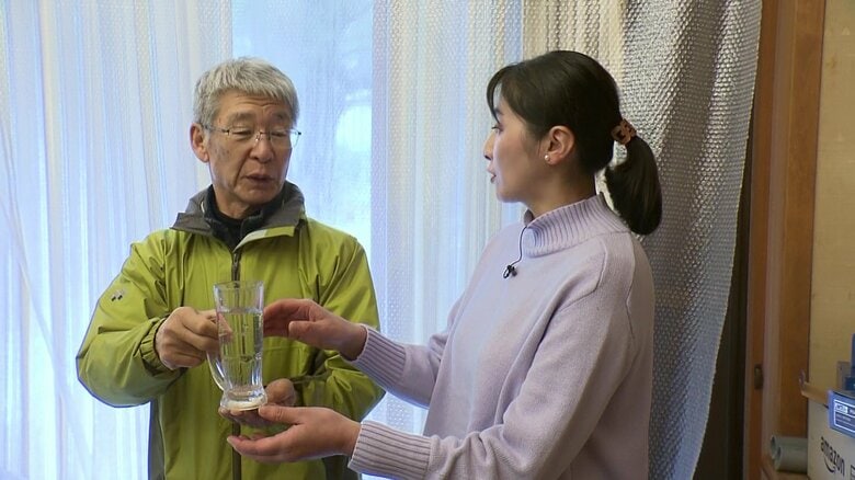 水槽に供給されている水を勧める増田さん