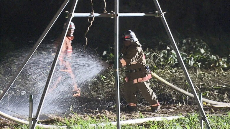 消火活動にあたる消防士たち