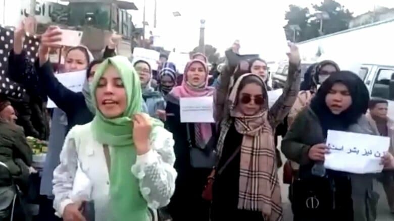 「貧困」と「無力感」へ抗議するアフガニスタンの女性たち（2021年10月26日）