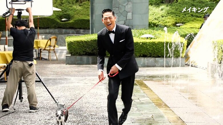 犬と戯れるAKIRAさん