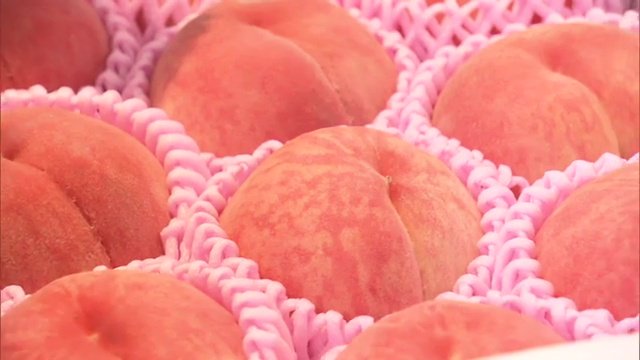 甘さは十分だが小ぶりなモモ