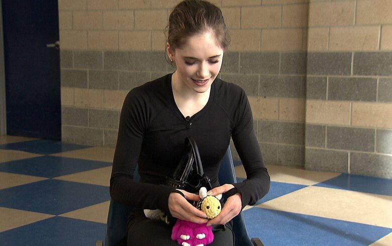 “速編み”で作ったキーホルダーを見せてくれた