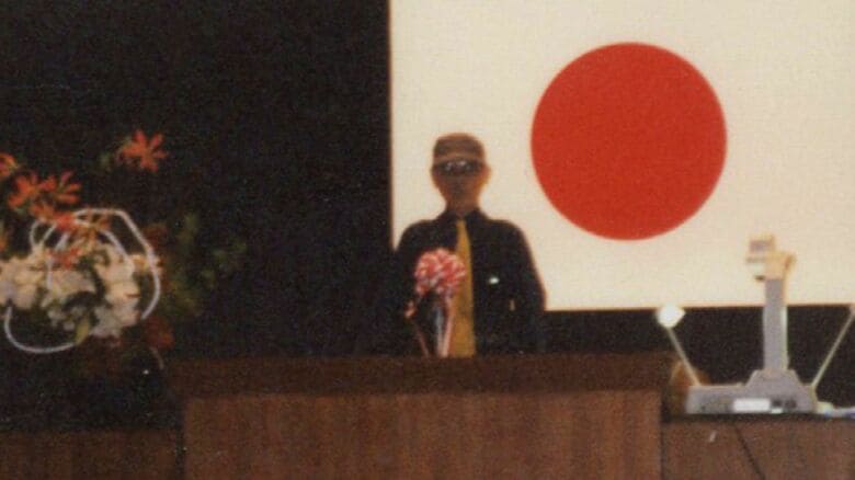 子供たちに語り掛けるやなせさん