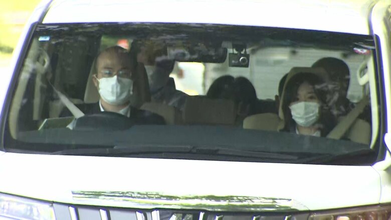 ピースサインで警視庁に入るつばさの党運動員の杉田勇人容疑者　5月17日