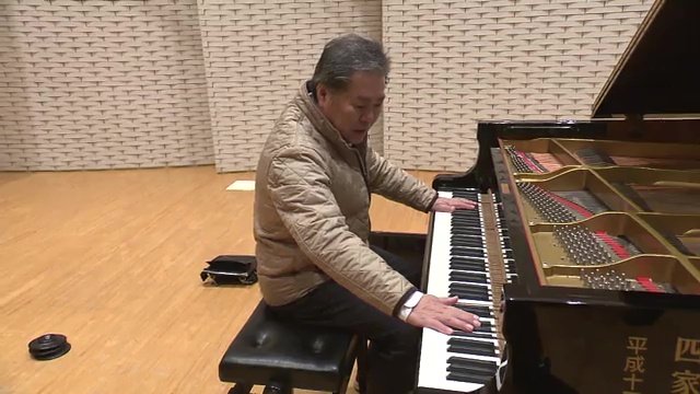 繊細なピアノの調律　父も特別な思いを込めて作業