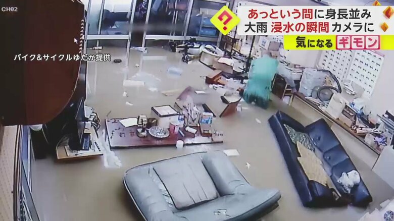 大きな家具も水に浮かんでしまっている