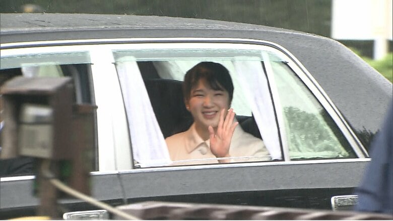 笑顔で皇居を出発された　3月26日