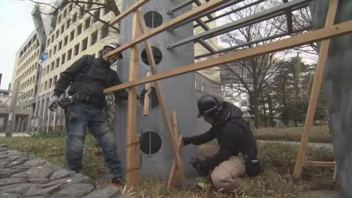 富山市で衆院選ポスター掲示板の設置作業開始 ボードの発注間に合わず19日は骨組みのみの設置に