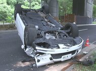 左の前輪がパンク…40代女性運転の車が道路脇の変圧器に衝突 周辺で停電起きエレベーター停止のビルも