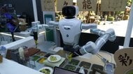 “ボルト級”の爆速ロボットも…中国・北京で世界ロボット大会開幕　家事から物流まで最先端技術が集結