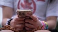 フランス「15歳未満のSNS禁止」に違憲判断　「表現・コミュニケーションの自由を侵害」マクロン大統領は新たな法案検討を指示