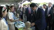 安倍首相が福引で引き当てたのは「3等」【リアル首相動静】