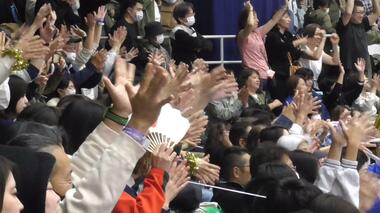 「サインエール」送る観客たち…デフリンピックのバレーボール会場は満員に　観戦ツアーでは参加者たちが手話やサインエールのやり方を学ぶ