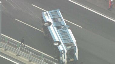 常磐道で奈良県警の機動隊員ら乗せた大型バス横転　全員自力で脱出も4人軽傷　天皇皇后両…