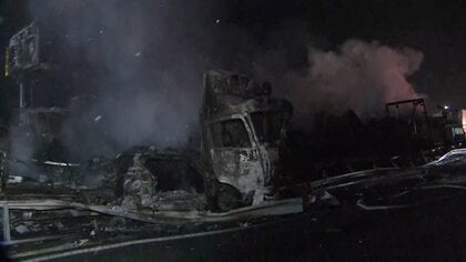 関越道で50台以上絡む事故…1人死亡26人ケガ「ハンドル操作ができない状態で…」スリップか　一部区間で通行止め続く