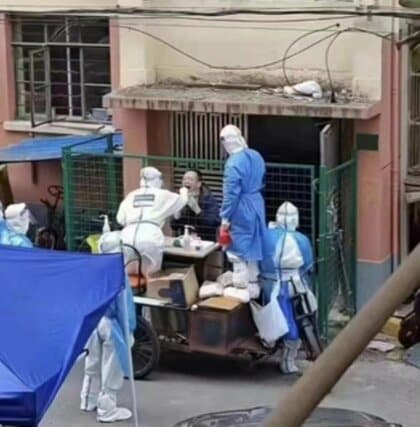 “恐怖の2ランクダウン”で犯人探し、ドアには“御札”…ロックダウンが上海市民にもたらしたココロの傷