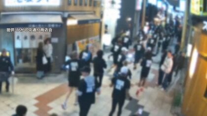 【直撃】「申請は取ってない」　商店街を“謎の集団”が大音量で奇声を上げながら爆走　通行人はぼう然と待つのみ
