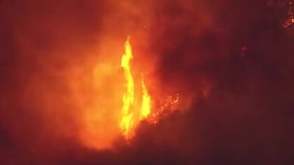 岩手・大槌町山林火災　住宅地への延焼防ぐ消火活動続く（4月25日午前11時50分時点）