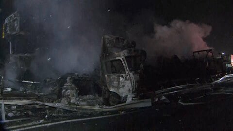 関越道で50台以上絡む事故…1人死亡26人ケガ「ハンドル操作ができない状態で…」スリップか　一部区間で通行止め続く