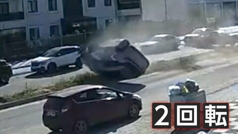 突っ込んだSUV車が2回転、フロントガラスが粉々に…　子供2人含む5人けが　トルコ