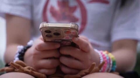フランス「15歳未満のSNS禁止」に違憲判断　「表現・コミュニケーションの自由を侵害」マクロン大統領は新たな法案検討を指示
