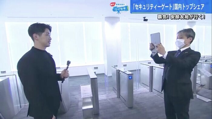 安部さんの写真を撮る熊平製作所・立間輝志さん(右)