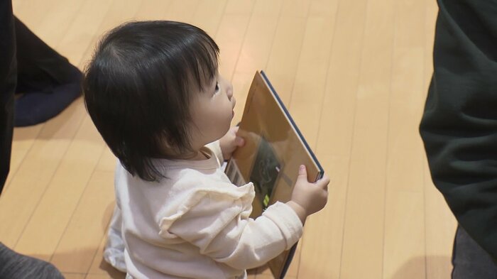 子どもたちも絵本に興味津々