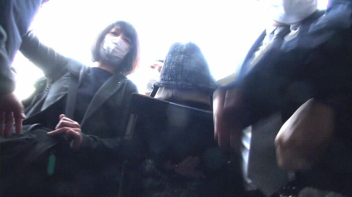 移送される元大学生