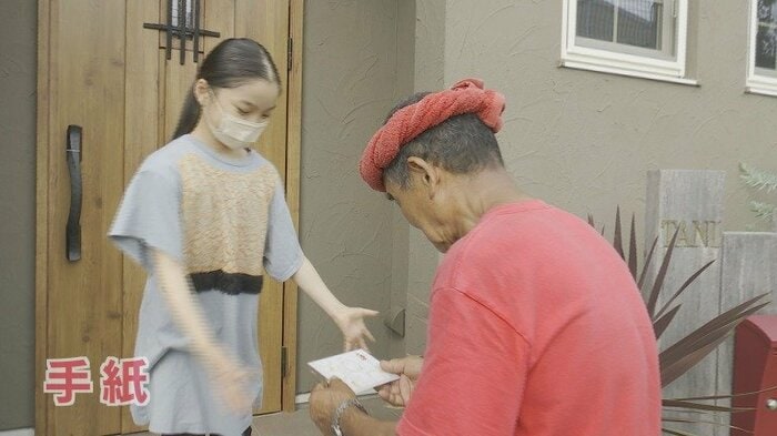 尾畠さんに手紙を渡す侑奈さん