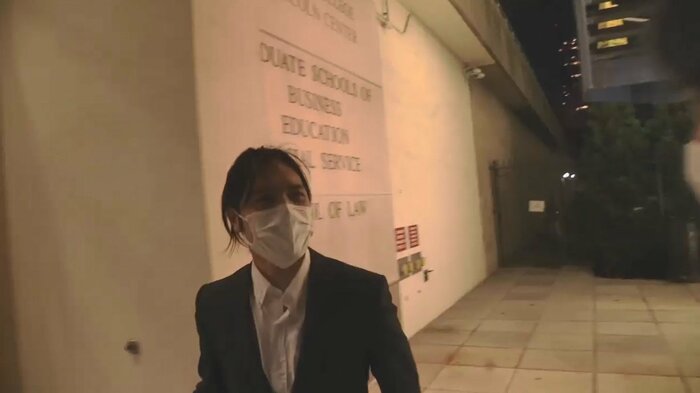 小室圭さんは、記者の質問には答えなかったものの、一礼して大学構内へ