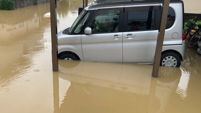 車のタイヤ半分ほどが浸かった軽自動車（坂井市内30日午前撮影）