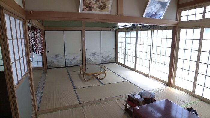 「結ライ処 出羽紬」の居間