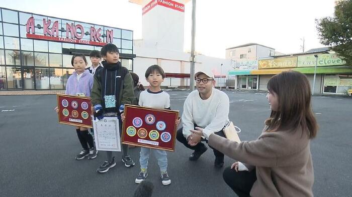 ラジオ体操に参加する子供と表彰状・表彰ワッペン