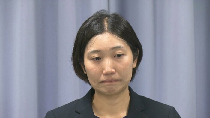 会見で謝罪した中山議員(8月8日)