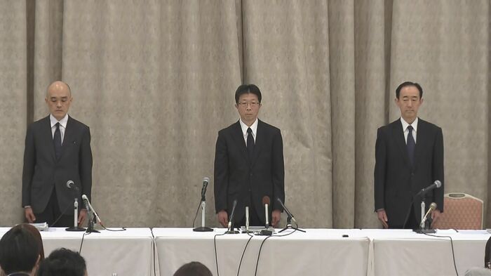 会見を行う阪急阪神HDの幹部 左から宝塚歌劇団・村上浩爾理事長 阪急阪神HD・嶋田泰夫代表取締役社長 大塚順一執行役員