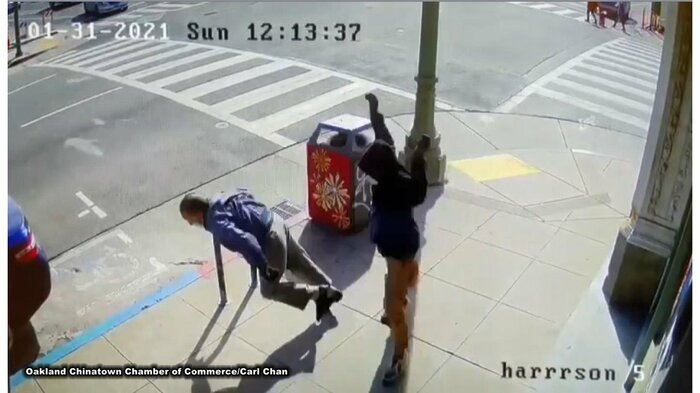 防犯カメラがとらえたヘイトクライム発生の瞬間