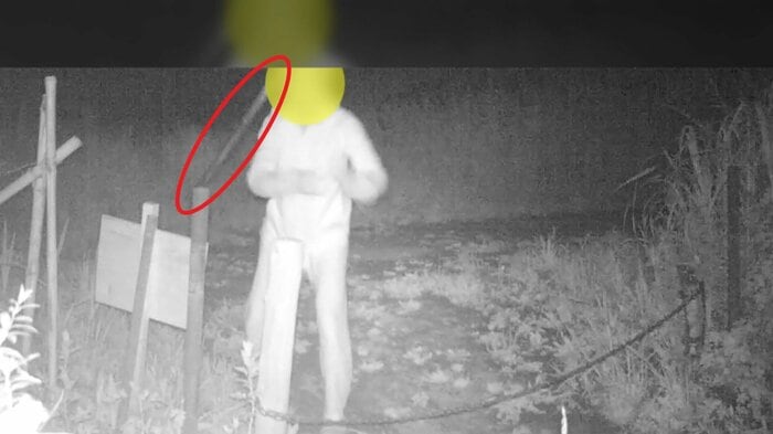 カメラに向かって鉄の棒のような物を投げつける