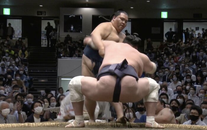 御嶽海を寄り切り優勝を決めた