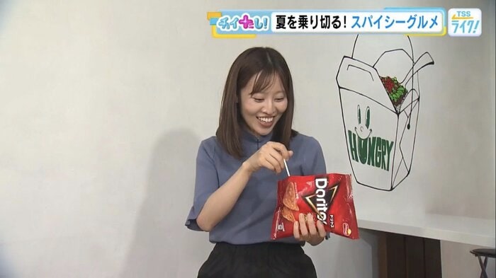 袋の中のドリロコスを試食する中西アナ